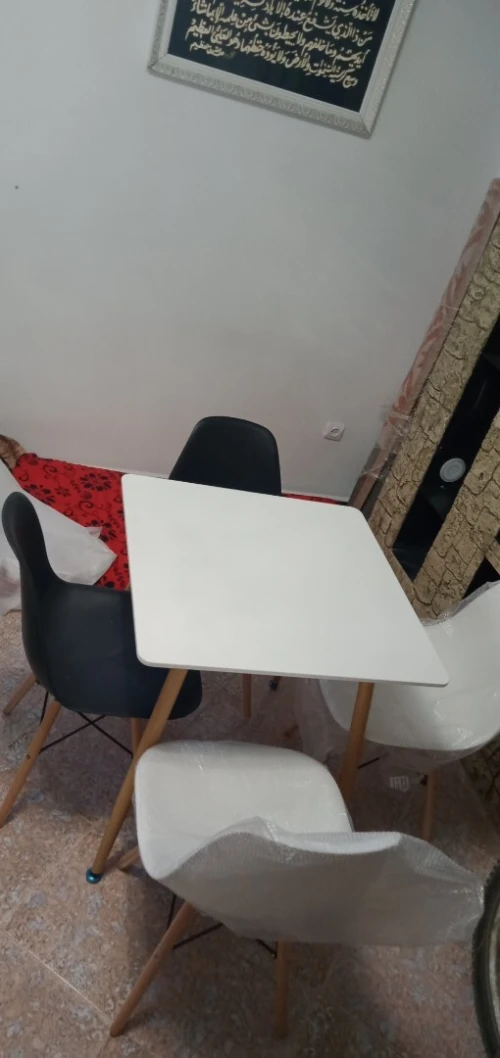 Table scandinave carrée avec 4 chaises