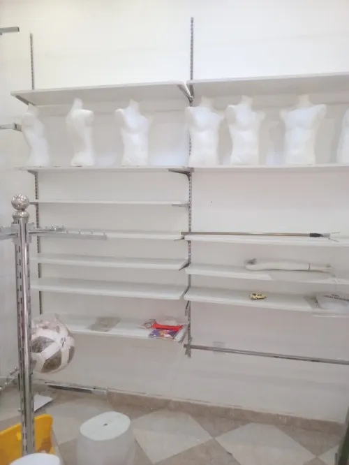 Etagere et manequin