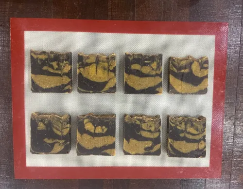 صابون الخروب والكركم الطبيعي + زيت الشيح العطري Savon naturel Carob - Curcuma + huile d armoise