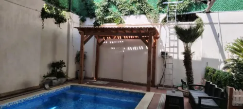 Pergola en bois rouge