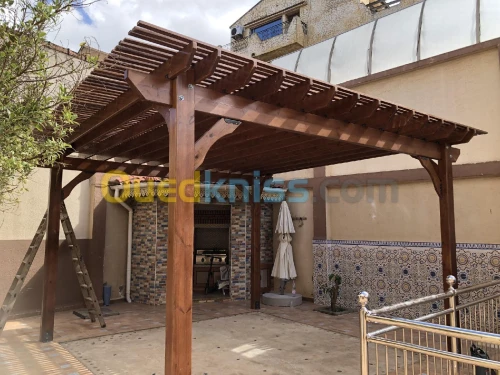 Pergola en bois rouge