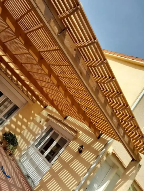 Pergola en bois rouge
