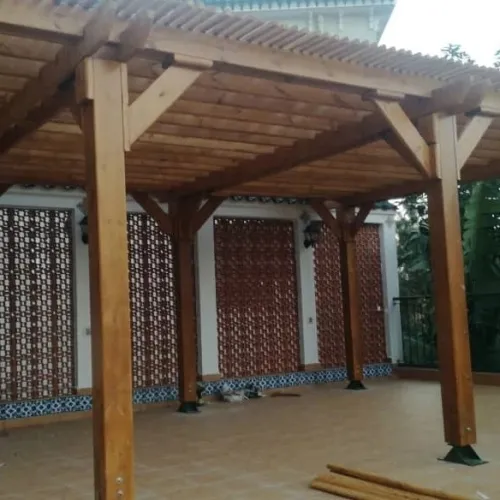 Pergola en bois rouge