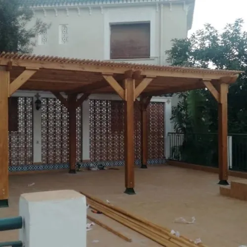 Pergola en bois rouge
