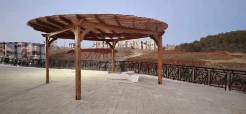 Pergola en bois rouge circulaire 