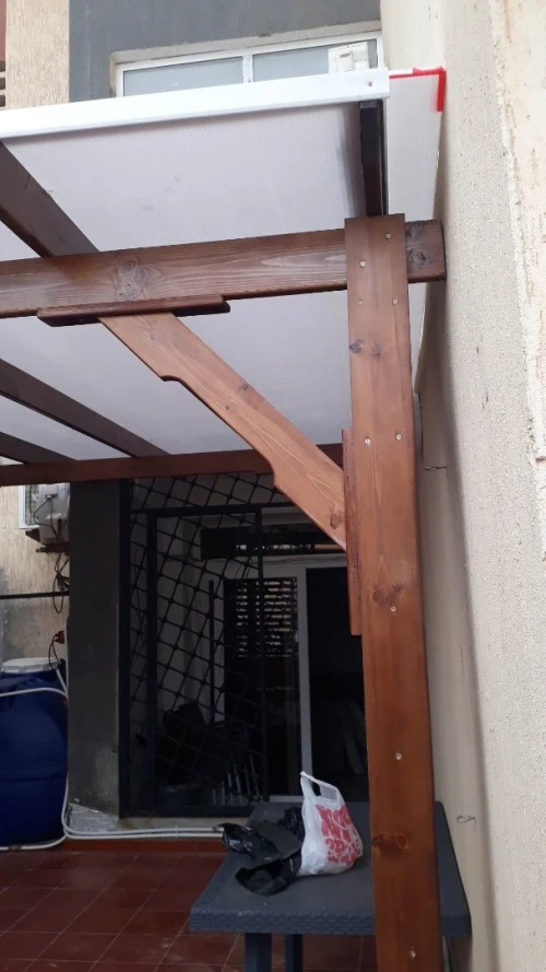 Pergola en bois rouge