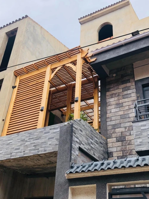 Pergola en bois rouge
