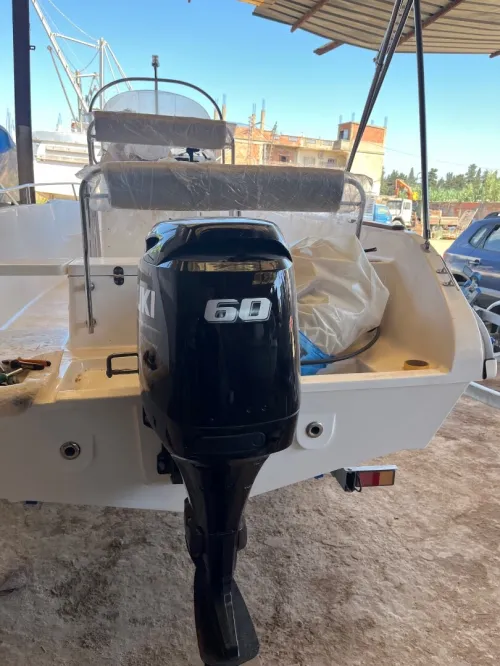 Hors bord avec moteur 60 suzuki jamais utiliser 