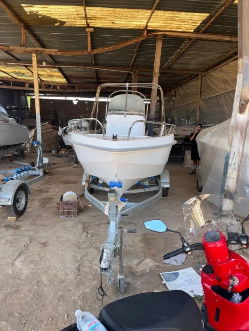 Hors bord avec moteur 60 suzuki jamais utiliser 