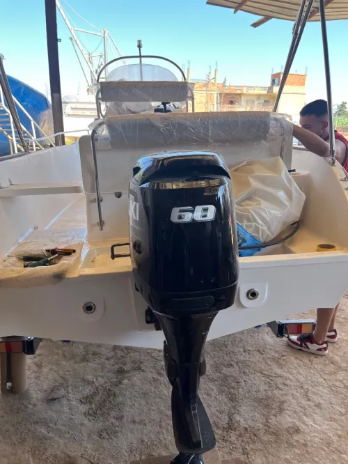 Hors bord avec moteur 60 suzuki jamais utiliser 