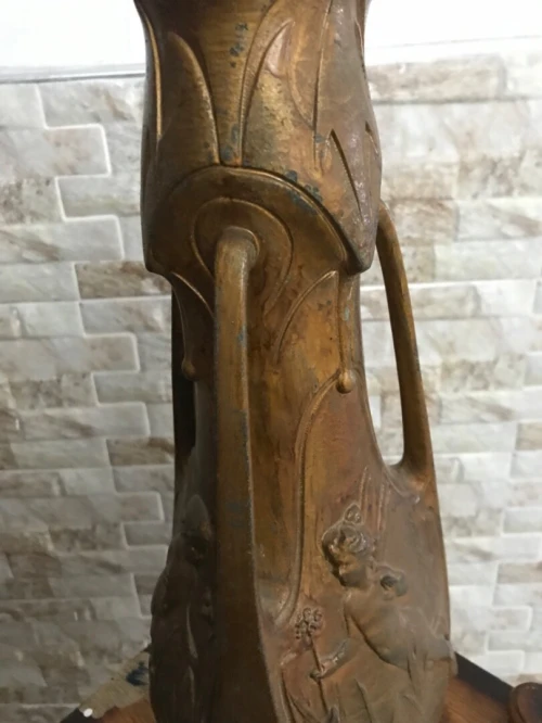 Vase signé bronze.