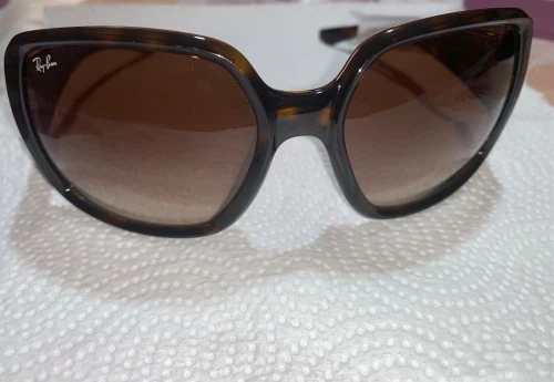 Lunette de soleil pour femme marque Ray Ban