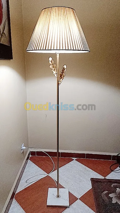 Lampadaire abat-jour pour salon, socle en marbre pied en métal doré, chapeau en tissu marron clair 