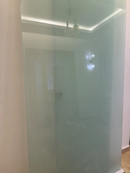 Cabine de douche avec son mécanisme