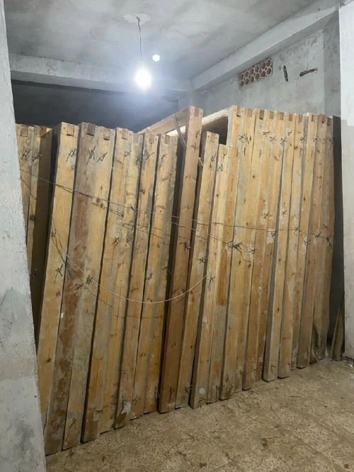 Cadre porte-fenêtre et porte bois rouge