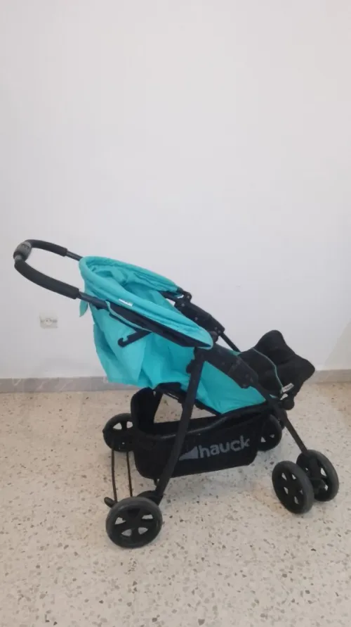 عربة اطفال بحالة ممتازة للبيع hauck