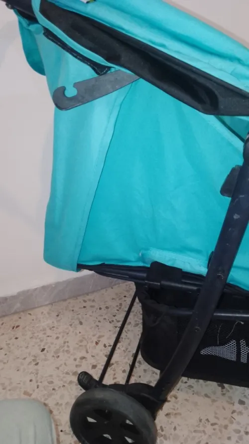 عربة اطفال بحالة ممتازة للبيع hauck