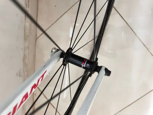 Vélo de route giant neuf taille ML 56