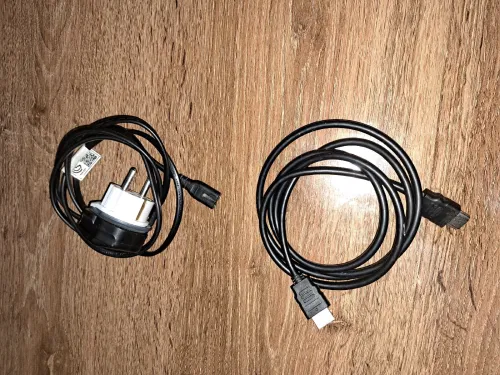 Ps4 slim 500 gb avec 2 manettes et un jeux