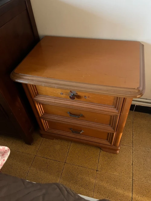 Table de nuit vintage en bois  Charmante et fonctionnelle