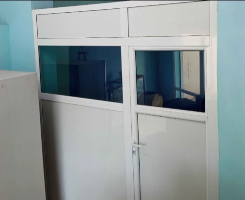 Vitrine Séparation , فيترينا سيباراسيون  210 cm 240 cm  Bon état Comme neuf  Bonne Qualité Verre teinte bleu