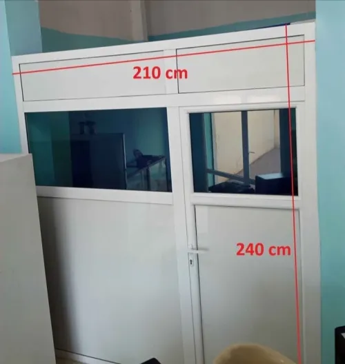 Vitrine Séparation , فيترينا سيباراسيون  210 cm 240 cm  Bon état Comme neuf  Bonne Qualité Verre teinte bleu