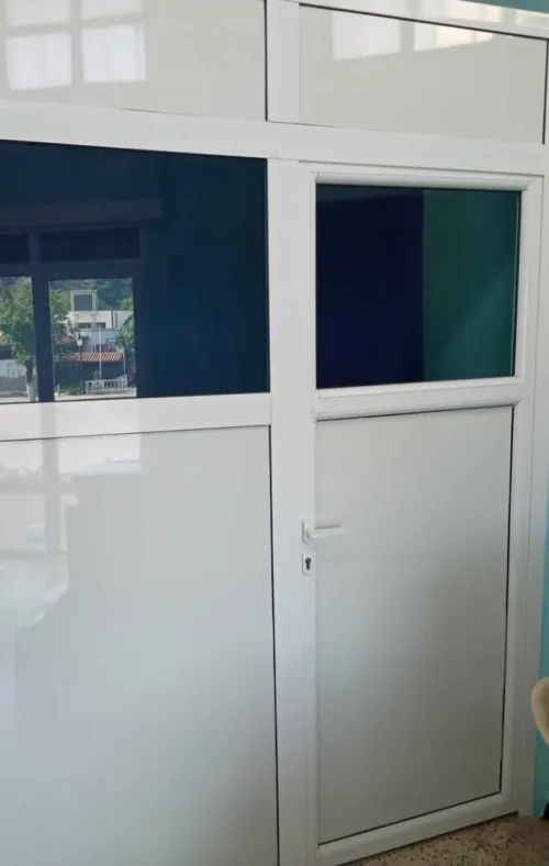 Vitrine Séparation , فيترينا سيباراسيون  210 cm 240 cm  Bon état Comme neuf  Bonne Qualité Verre teinte bleu