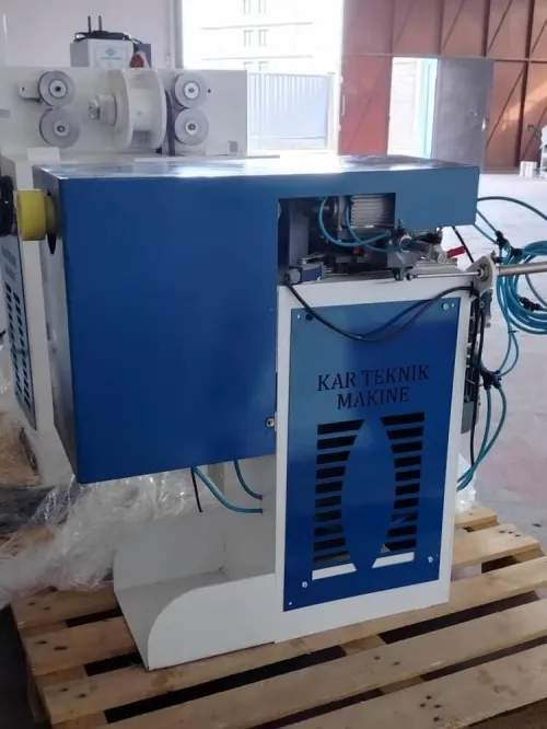 Machine de filetage pour manches à balai et frottoir 