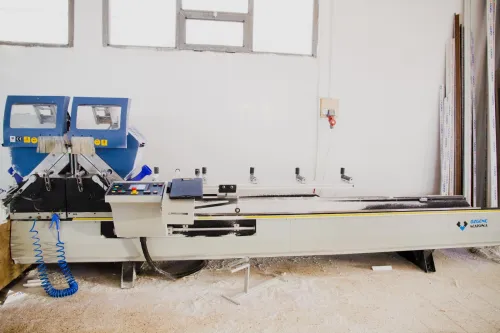 Machine PVC et aluminium ماشين بي في سي و المنيوم