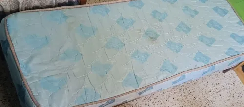  سرير خشبي مع مرتبة للبيع
