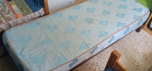  سرير خشبي مع مرتبة للبيع