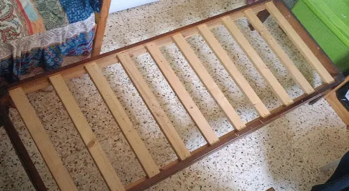  سرير خشبي مع مرتبة للبيع