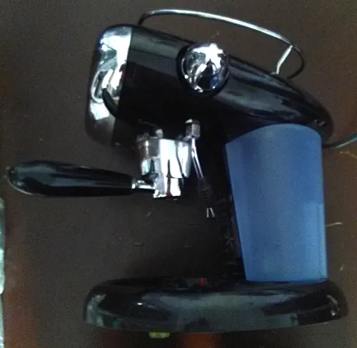 Machine pour café moulu avec capsule métallique rechargeable.