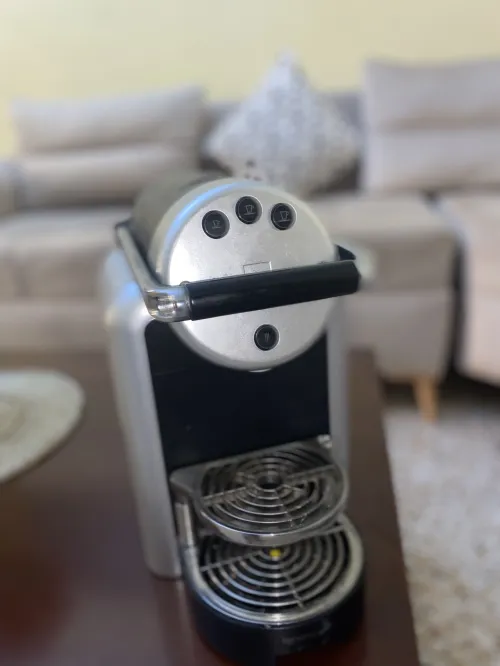 Une machine à café nespresso zenius
