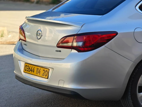 Opel Astra 4 portes 2014 Cosmo