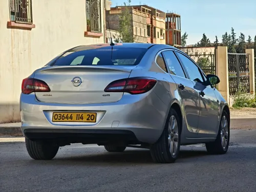 Opel Astra 4 portes 2014 Cosmo
