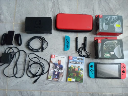 Nintendo switch + 2 manettes super good + mincraft + fifa 23 + pochette + câblage d'origine + cart sd 128