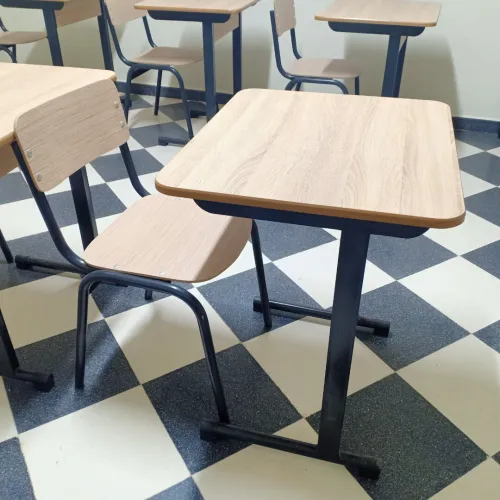 Chaises et tables scolaires 