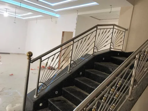 Rampe d'escalier et garde corps