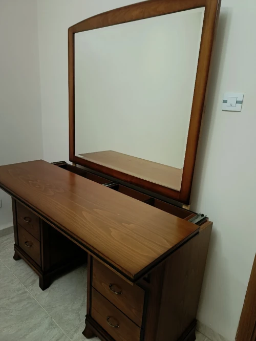 Vends grande coiffeuse en bois Hêtre avec tiroirs cachés (en Excellente état)