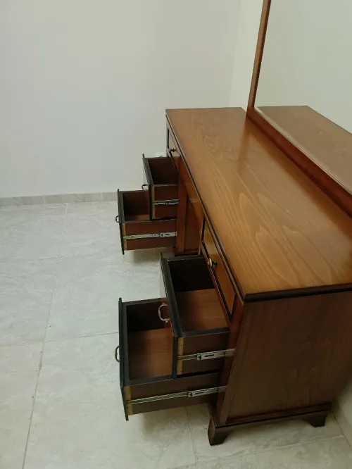 Vends grande coiffeuse en bois Hêtre avec tiroirs cachés (en Excellente état)