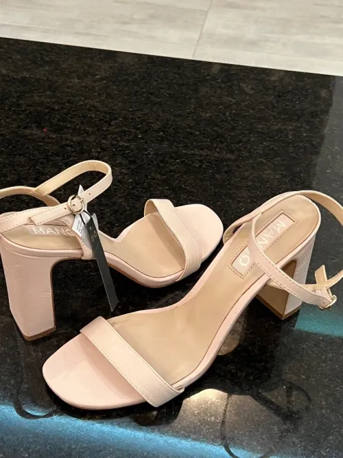 Sandale Mango en véritable cuir jamais porté neuf pointure 39 40