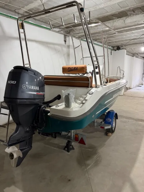 Bateau avec moteur