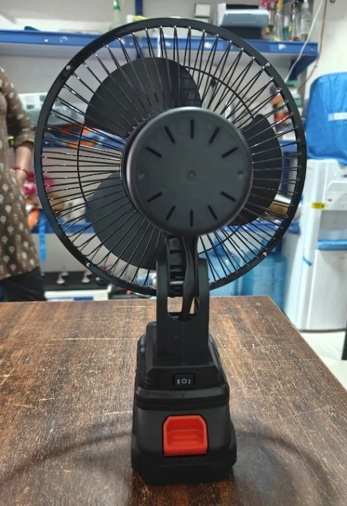 Ventilateur de Bureau avec Batterie Lithium  Rechargeable et Pratique 24V