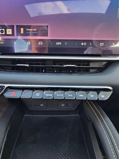 Geely Coolray 2025 