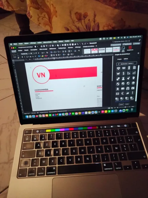 MacBook pro touch bar 