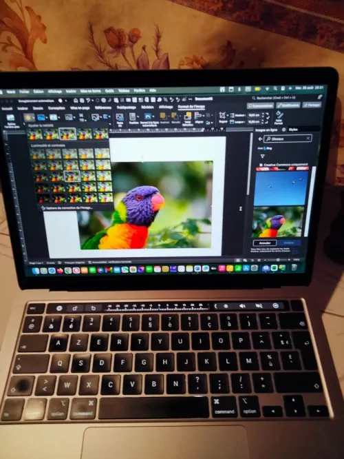 MacBook pro touch bar 