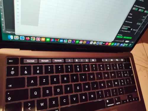 MacBook pro touch bar 