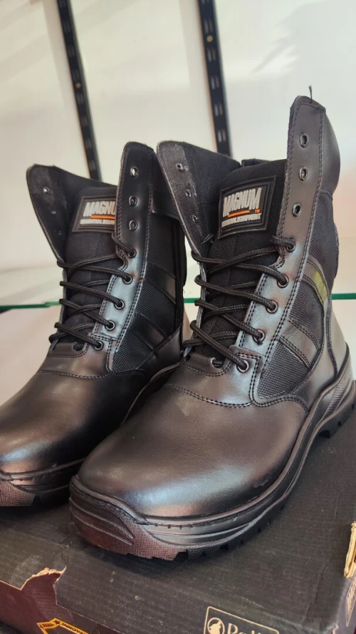 Bottes Magnum neuves, très solides, idéales pour travail ou sécurité.