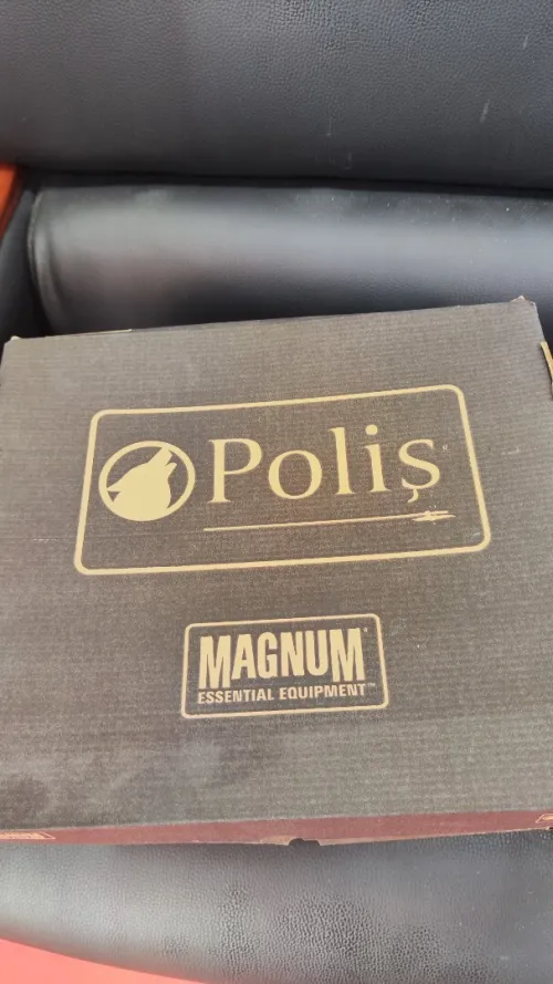 Bottes Magnum neuves, très solides, idéales pour travail ou sécurité.